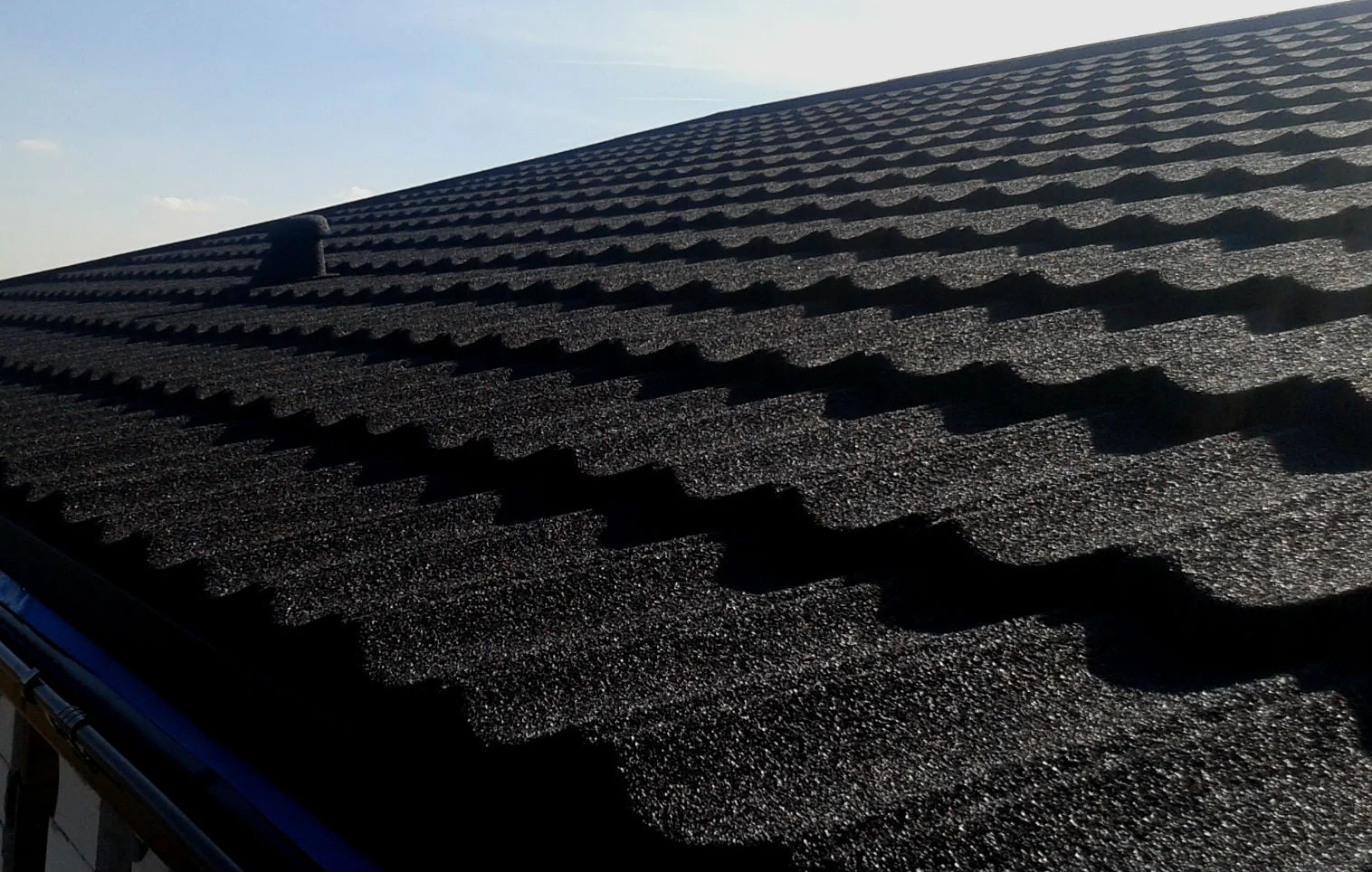 Moderne Decra tag i sort mat monteret på dansk parcelhus