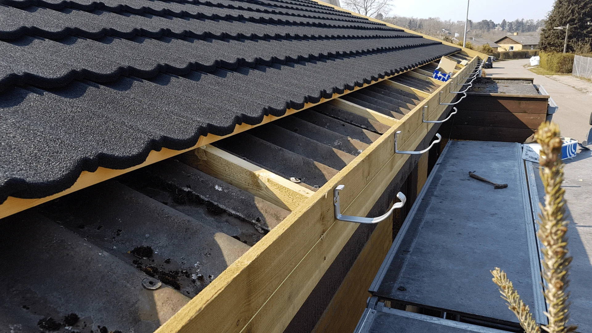 Nyt Decra tag monteret direkte ovenpå det gamle tag